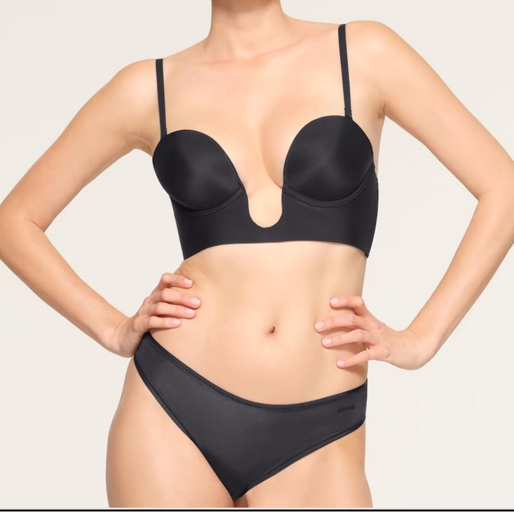 SKIMS Deep Plunge Shapewear Bra, Small, Black